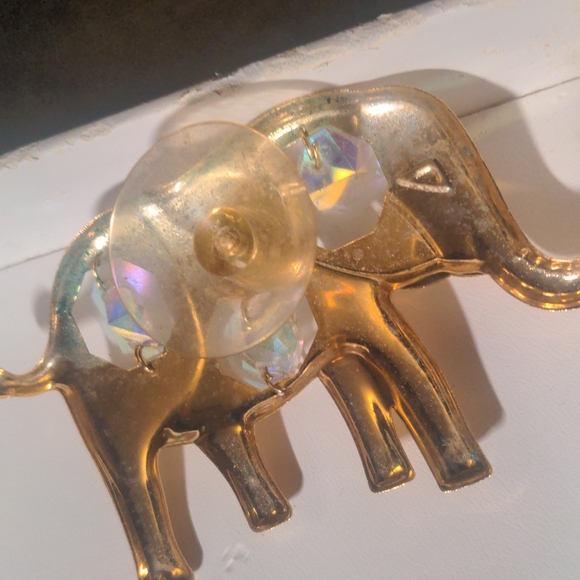 4/10$ ELEPHANT WINDOW DEFECATION WITH HANGING SPARKLY GEMS. - Picture 4 of 6
